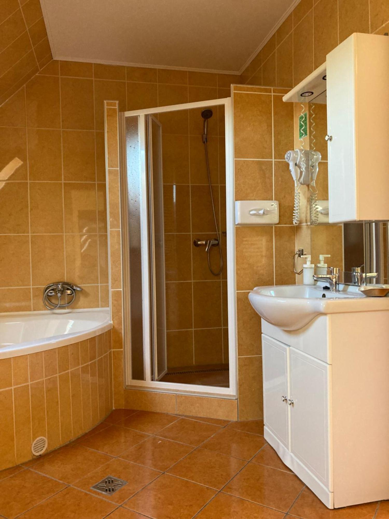 Hét Vezér Apartmanhotel Komárom Exterior foto